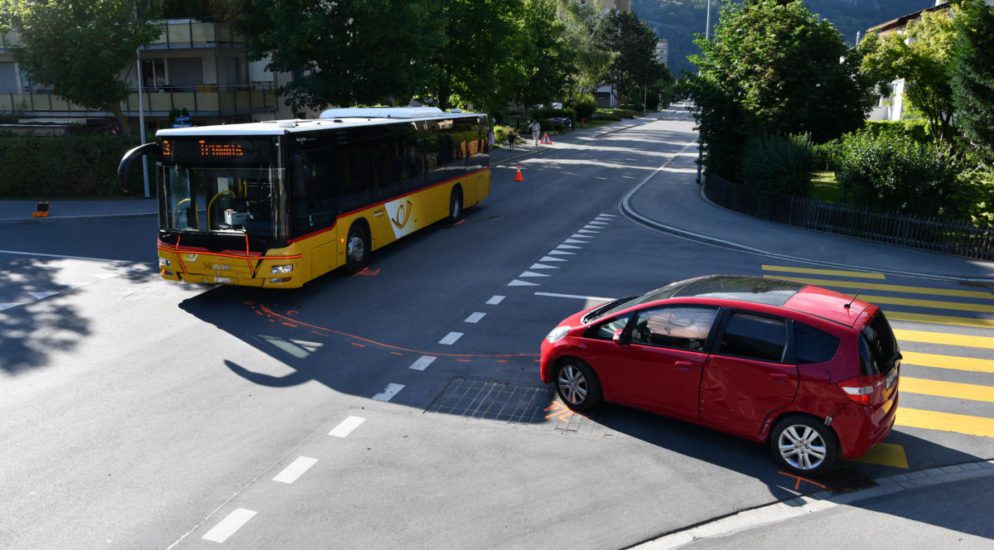 Chur GR: Crash zwischen Auto und Postauto