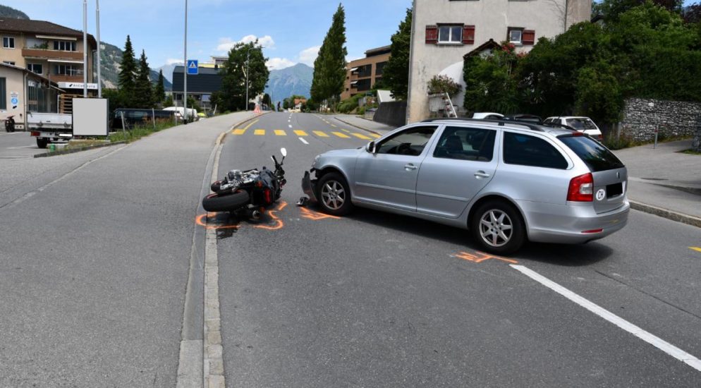 Motorradfahrer in Chur GR mit abbiegendem Auto verunfallt