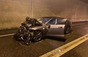 Nenzlingen BL: Heftiger Crash mit Folgekollision im Eggfluetunnel