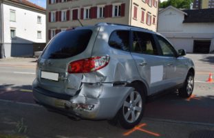 Herisau AR: Ungesichertes Auto rollt rückwärts auf Hauptstrasse