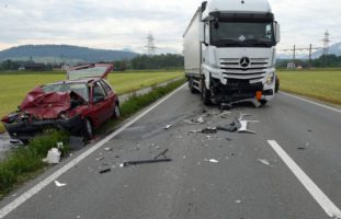 Inwil LU: Schwerer Frontal-Unfall mit Lastwagen