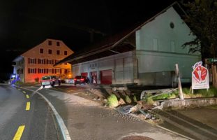 Am Steuer eingenickt: Bei Unfall in Menziken AG gegen Mauer gecrasht