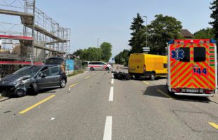 Unfall zwischen Motorrad, Lieferwagen und Auto in Sirnach TG