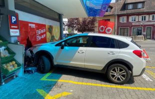 Bei Unfall gegen Schaufenster in Dottikon AG gefahren