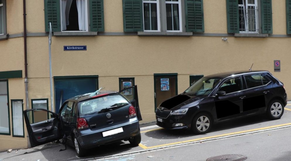 Autofahrerin prallt in Horgen in Hauswand und wird schwer verletzt