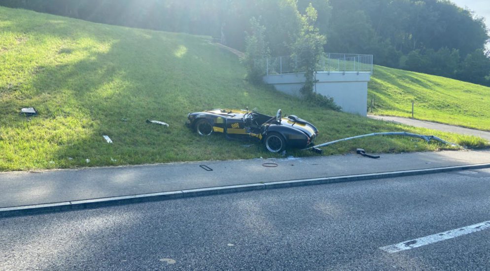 Wohlen AG - Kontrolle über Fahrzeug verloren und ins Wiesland geraten