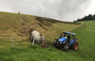 Dicken SG: Traktor mit Druckfass überschlägt sich - Lenker verletzt