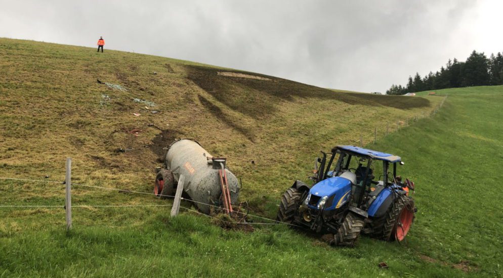 Dicken SG: Traktor mit Druckfass überschlägt sich - Lenker verletzt