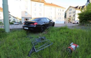 Selbstunfall St.Gallen SG: Mann (22) fährt Hydranten und Zaun um