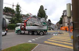 St.Gallen - Der Kran war nicht ganz eingefahren: LKW kollidiert mit Ampelvorrichtung