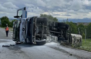 Römerswil LU: Fahrzeugkombination gekippt - Strasse gesperrt