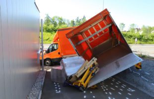 St.Gallen - Lieferwagen rollt in Auto