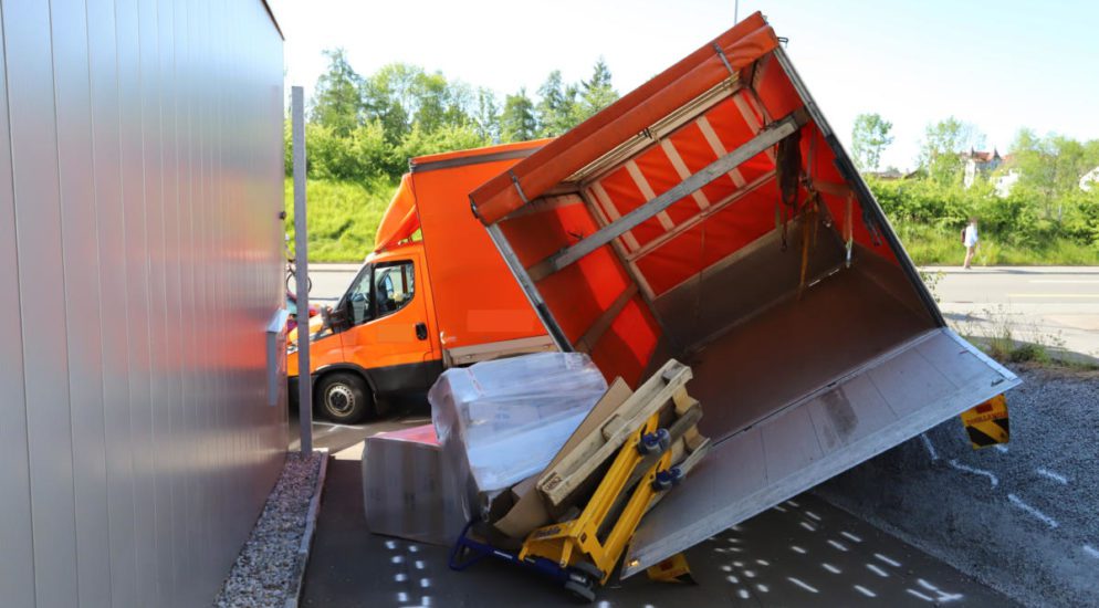 St.Gallen - Lieferwagen rollt in Auto