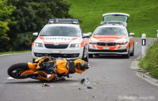 Mosnang SG: Motorradfahrerin in einer Linkskurve verunfallt