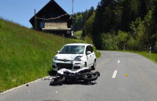 Schwarzenberg LU: Motorradfahrerin lebensbedrohlich verletzt