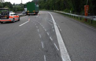 Staad SG: Lastwagen streift auf der A1 ein Pannenfahrzeug