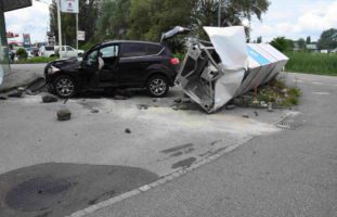 Staad SG - Von Fahrbahn abgekommen und in Werbesäule gecrasht