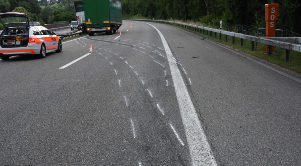 Staad SG: Lastwagen streift auf der A1 ein Pannenfahrzeug