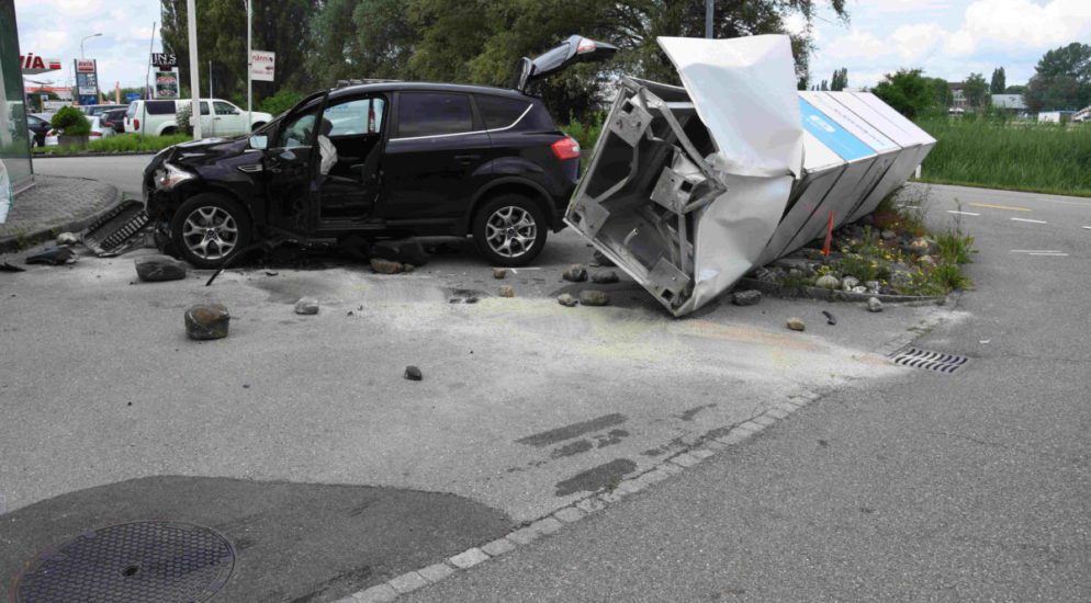 Staad SG - Von Fahrbahn abgekommen und in Werbesäule gecrasht