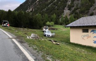 Tschierv: Autolenker kracht in Signalsockel