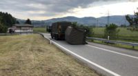 Tuggen SG: LKW der Schweizer Armee durch Lieferwagen fast verunfallt