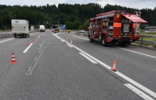 Tuggen SG: LKW der Schweizer Armee durch Lieferwagen fast verunfallt