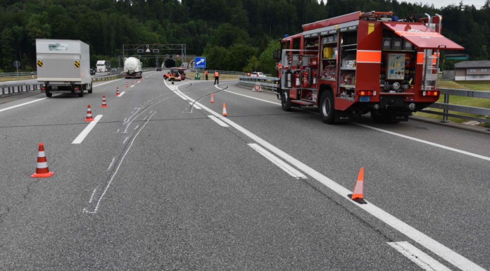 Tuggen SG: LKW der Schweizer Armee durch Lieferwagen fast verunfallt