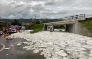 Kanton Zug: Blockierte Strassen wegen Unwetter