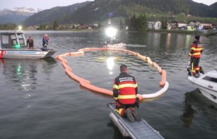 Gross SZ - Personenwagen landet im See