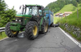 Motorradfahrer bei Verkehrsunfall in Rickenbach mit Traktor kollidiert