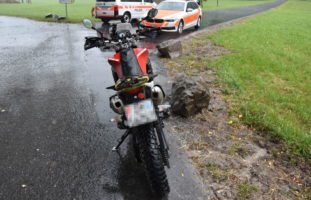 Walenstadt SG: Motorradfahrerin stürzt bei Unfall in Wiesenbord