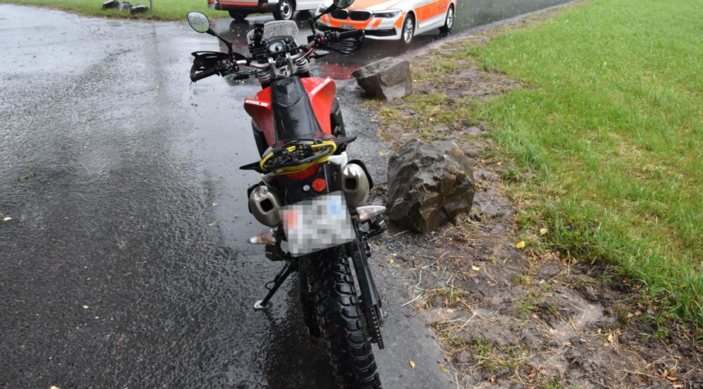 Walenstadt SG: Motorradfahrerin stürzt bei Unfall in Wiesenbord