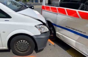 Verkehrsunfall zwischen Patrouillenwagen und Lieferwagen in Zug