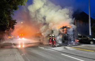 VBZ-Bus in Zürich-Höngg in Flammen - Winzerstrasse gesperrt