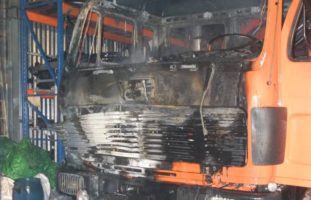 Brand in Reichenburg: Lastwagen und Motorrad zerstört