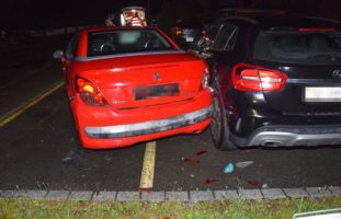 Niederbuchsiten SO: In parkierte Autos geprallt