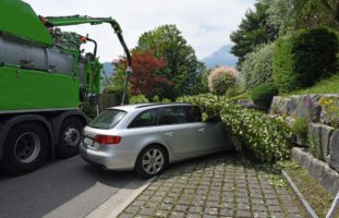 Horw LU: Ausleger eines Lastwagens reisst Baum mit - Radfahrerin verletzt