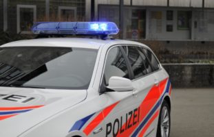 Uster ZH: Autolenker (87) begeht Unfallflucht