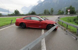 Niederurnen GL - Lenker verliert auf der A3 die Kontrolle über sein Auto