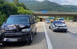 A2 Egerkingen - Drei Verletzte aus zwei Fahrzeugen nach Auffahrunfall