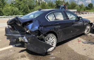 Verkehrsunfall mit drei beteiligten Autos auf der A3 Mollis GL