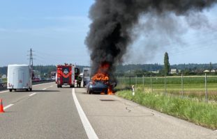 Auto auf Pannenstreifen der A1 bei Niederbipp vollständig ausgebrannt