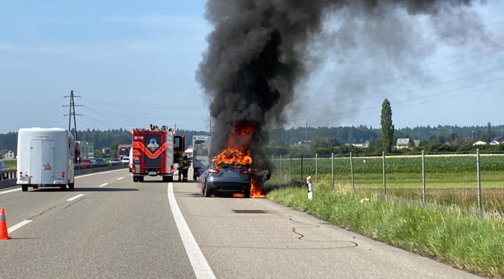 Auto auf Pannenstreifen der A1 bei Niederbipp vollständig ausgebrannt