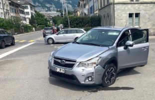 Glarus - Kollision zwischen zwei Autos auf Kreuzung