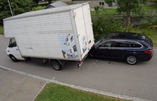 PW-Unfall Herisau AR: Lieferwagen prallt rückwärts in Auto