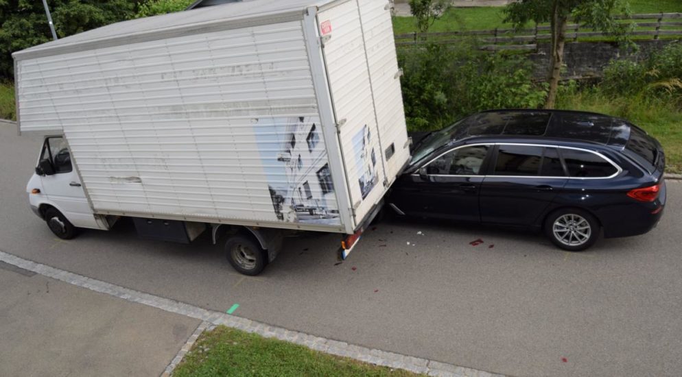 PW-Unfall Herisau AR: Lieferwagen prallt rückwärts in Auto