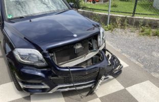 Bilten GL - Verkehrsunfall zwischen Lastwagen und Auto