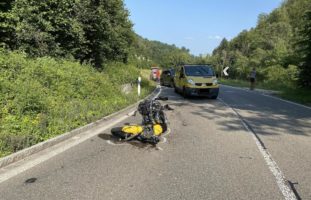 Röschenz BL - Randstein touchiert und mit frontal mit Lieferwagen kollidiert