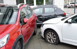 Reiden LU - Aufgrund medizinischen Problems in parkierte Autos geprallt