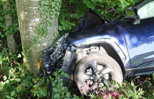 Retschwil LU - Fahrerin muss PW ausweichen und crasht heftig in Baum